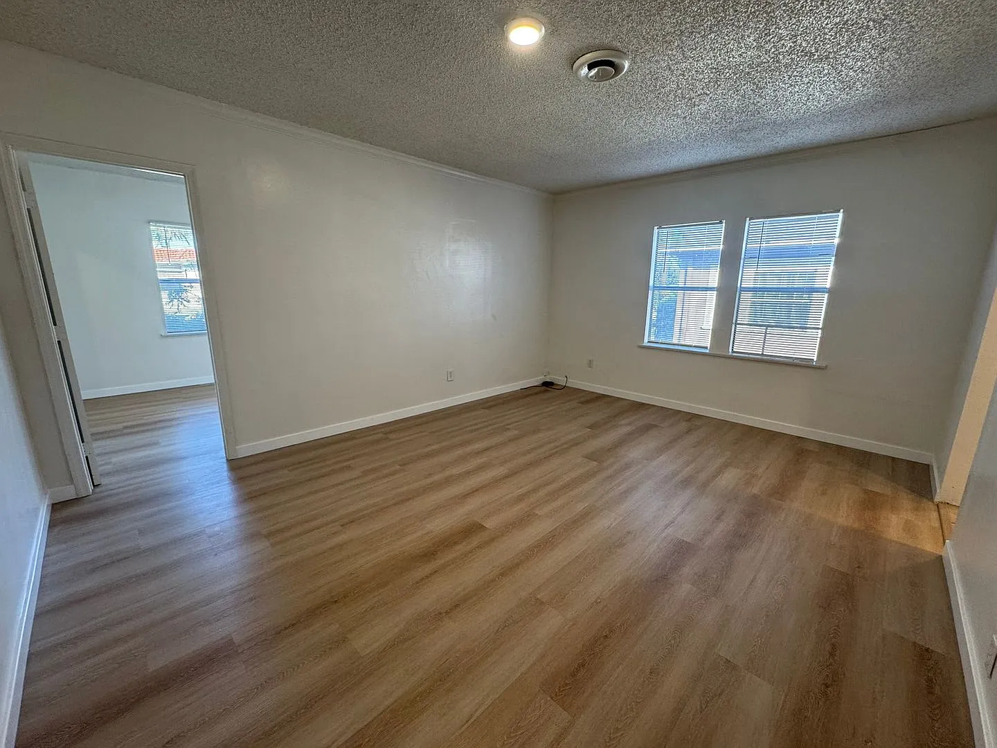 Charming 1 Bed / 1 Bath Near Alamitos Beach — Photo 3