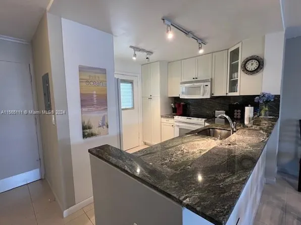 3551 NE 169th St APT 208, North Miami Beach, FL 33160