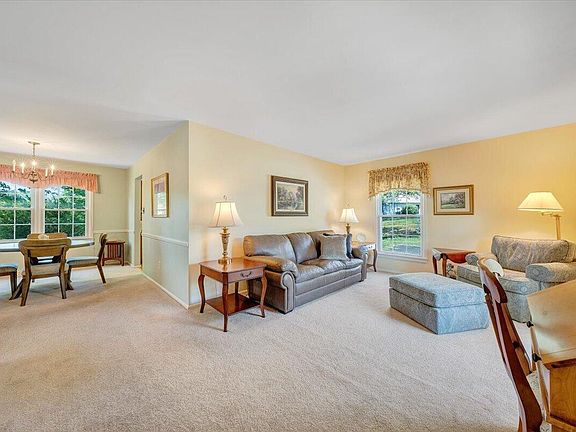 3rd image of 3958 Thames Dr