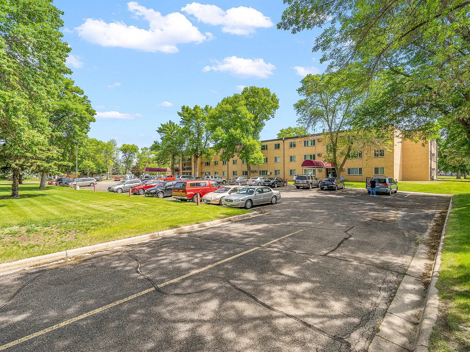 Golden Meadows Apartments — Photo 4