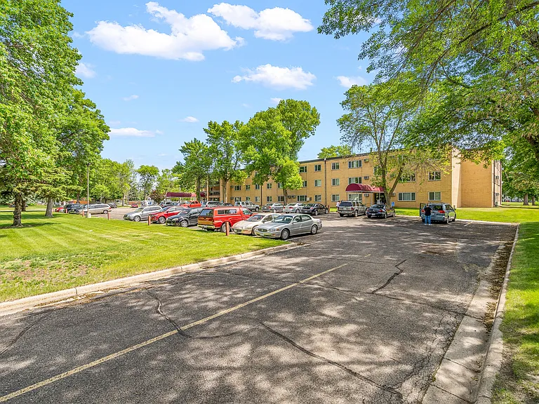 Golden Meadows Apartments — Photo 4
