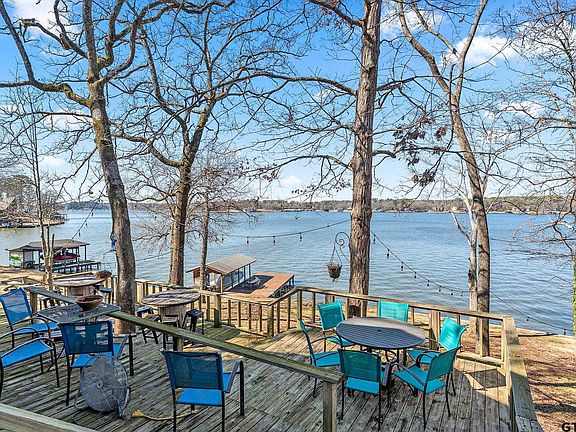 2nd image of 305 S Park Rd