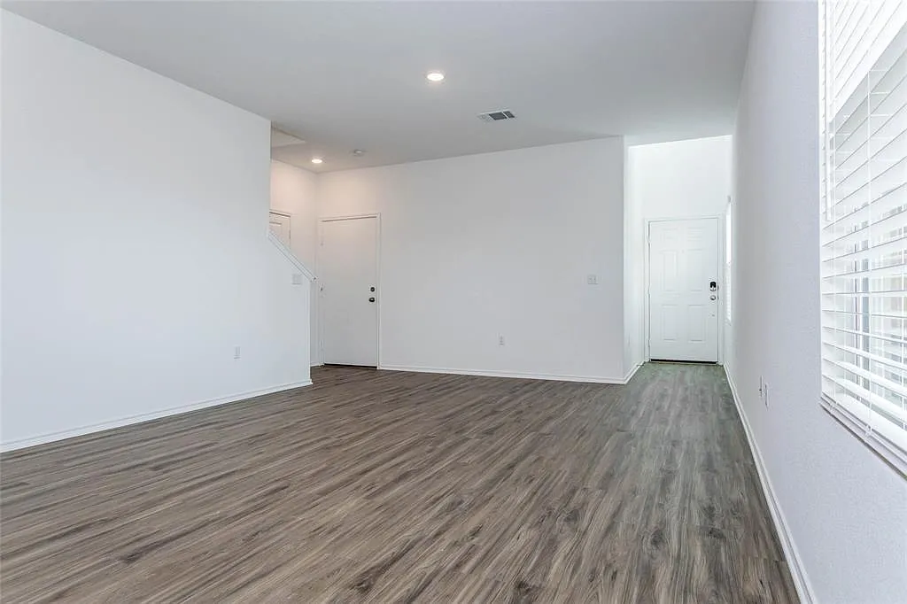 4 bed, 2.5 bath, 1800 sqft, $1,850 — Photo 4