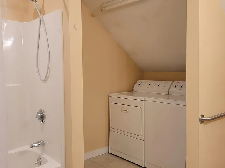 550 Greenland Rd — Photo 9