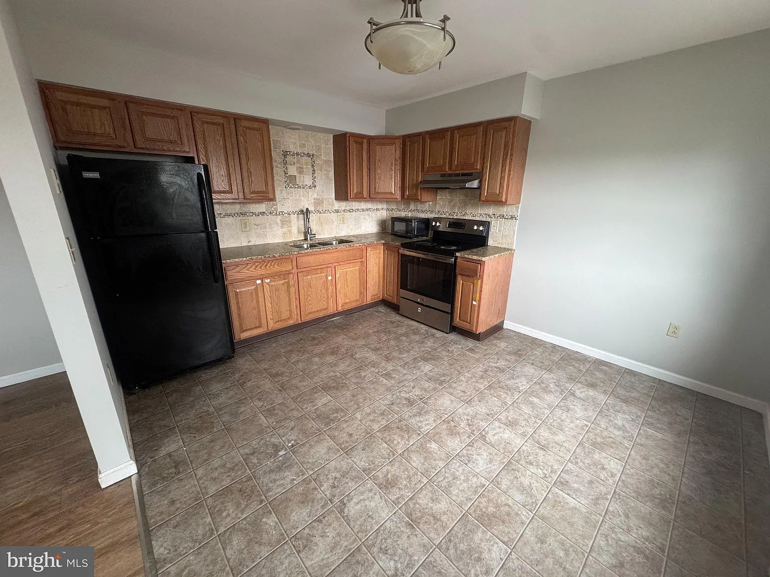2 bed, 1.0 bath, 850 sqft, $1,075 — Photo 1