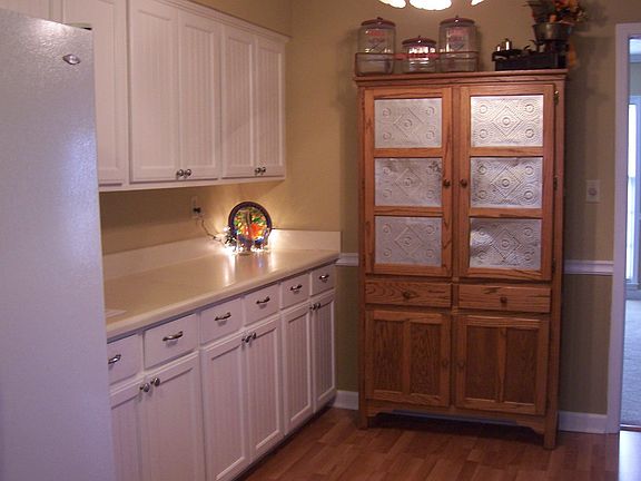 Bonus cabinets in kitchen!