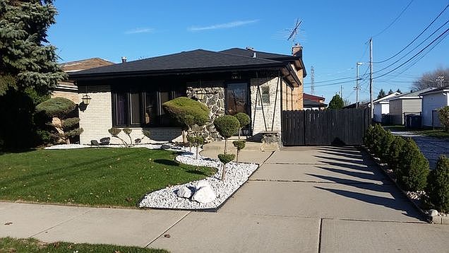 2nd image of 563 Escanaba Ave