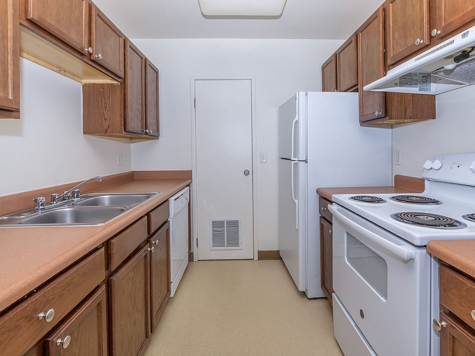3 Bedroom, 1.5 bathroom kitchen