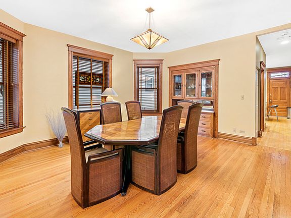 5th image of 1737 W Melrose St APT 1