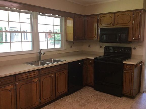 3rd image of 172 King Arthur Dr #00