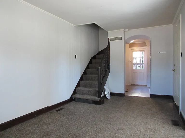 321 W Elm St — Photo 7
