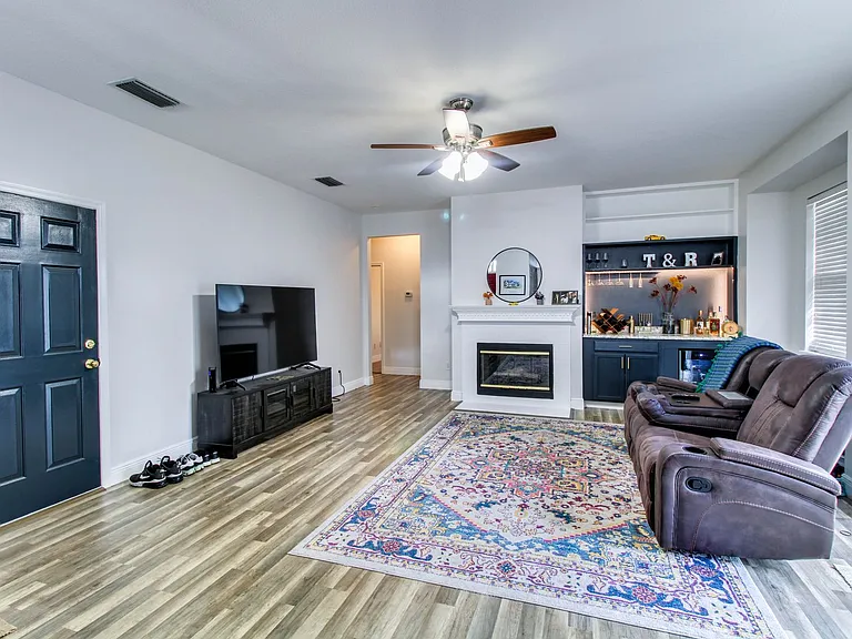 1207 E Esther St — Photo 3
