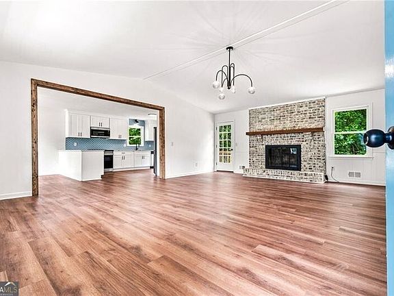 3rd image of 549 Rivercrest Dr