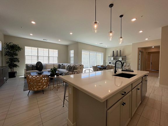 4th image of 230 E Azalea Dr
