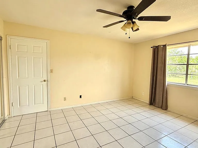 63 Calgary Ct — Photo 16