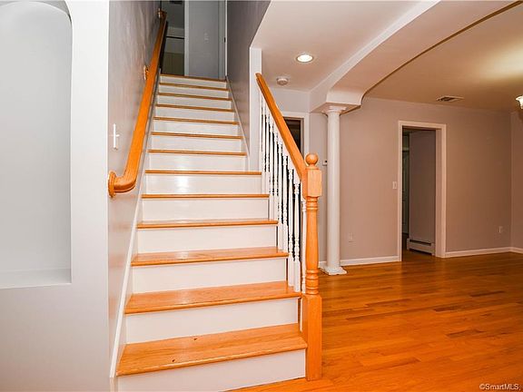 4th image of 27 Old Tavern Ln