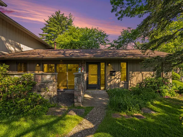 3826 Greenleaf Cir, Kalamazoo, MI 49008