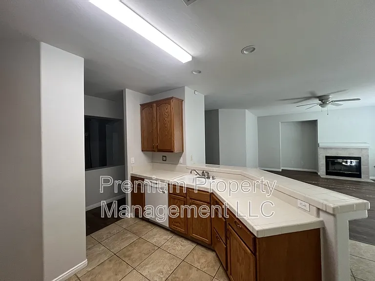 1003 Duxbury Ct — Photo 4