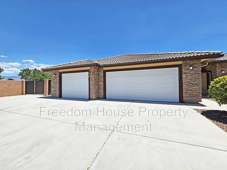 111 Mondale Ct — Photo 3