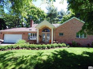 155 Westwood Cir, Roslyn Heights, NY 11577