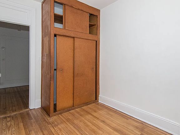 5th image of 3121 35th St APT 1R