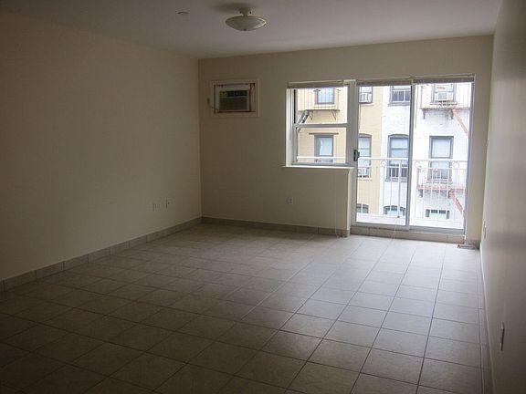3rd image of 3035 31st St #4R