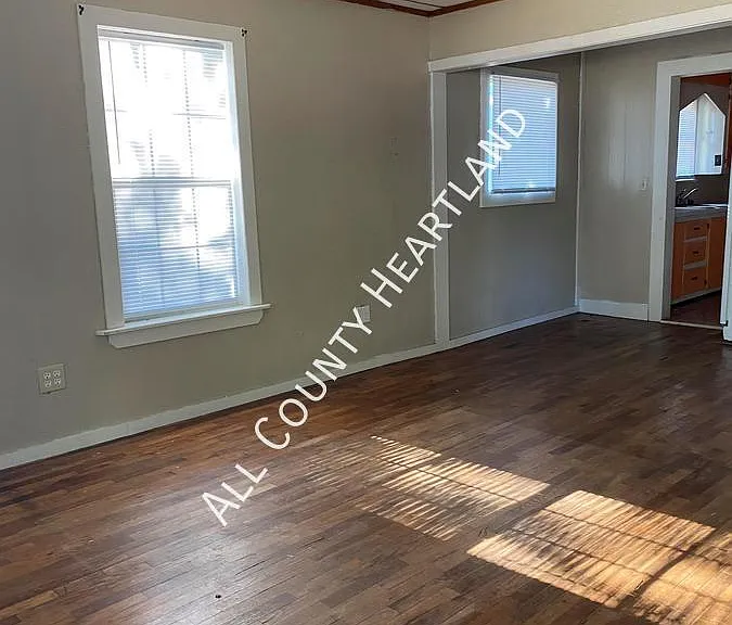 219 W Kenworthy St — Photo 3