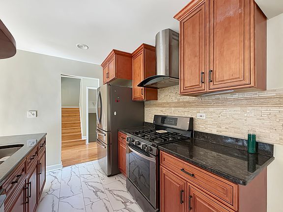 5th image of 647 Darien Ct