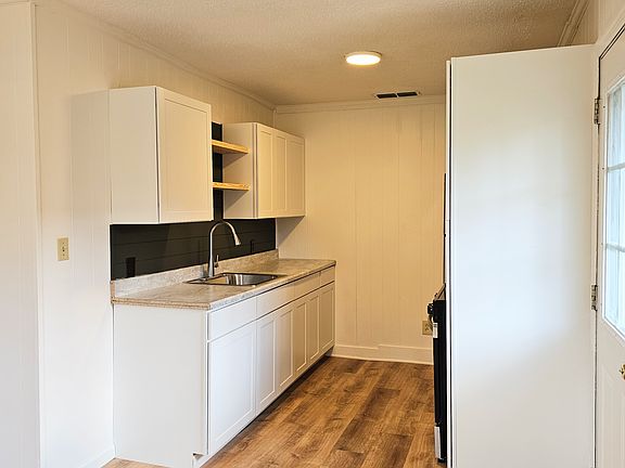 4th image of 403 Gribben St