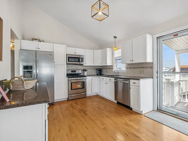 131 Franklin St — Photo 9