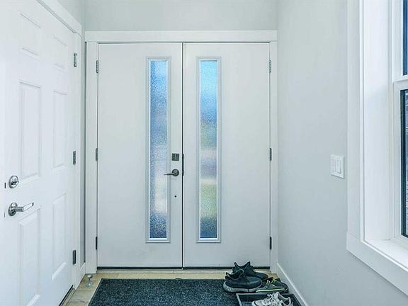 3rd image of 889 SE Corner Meadows Way NE