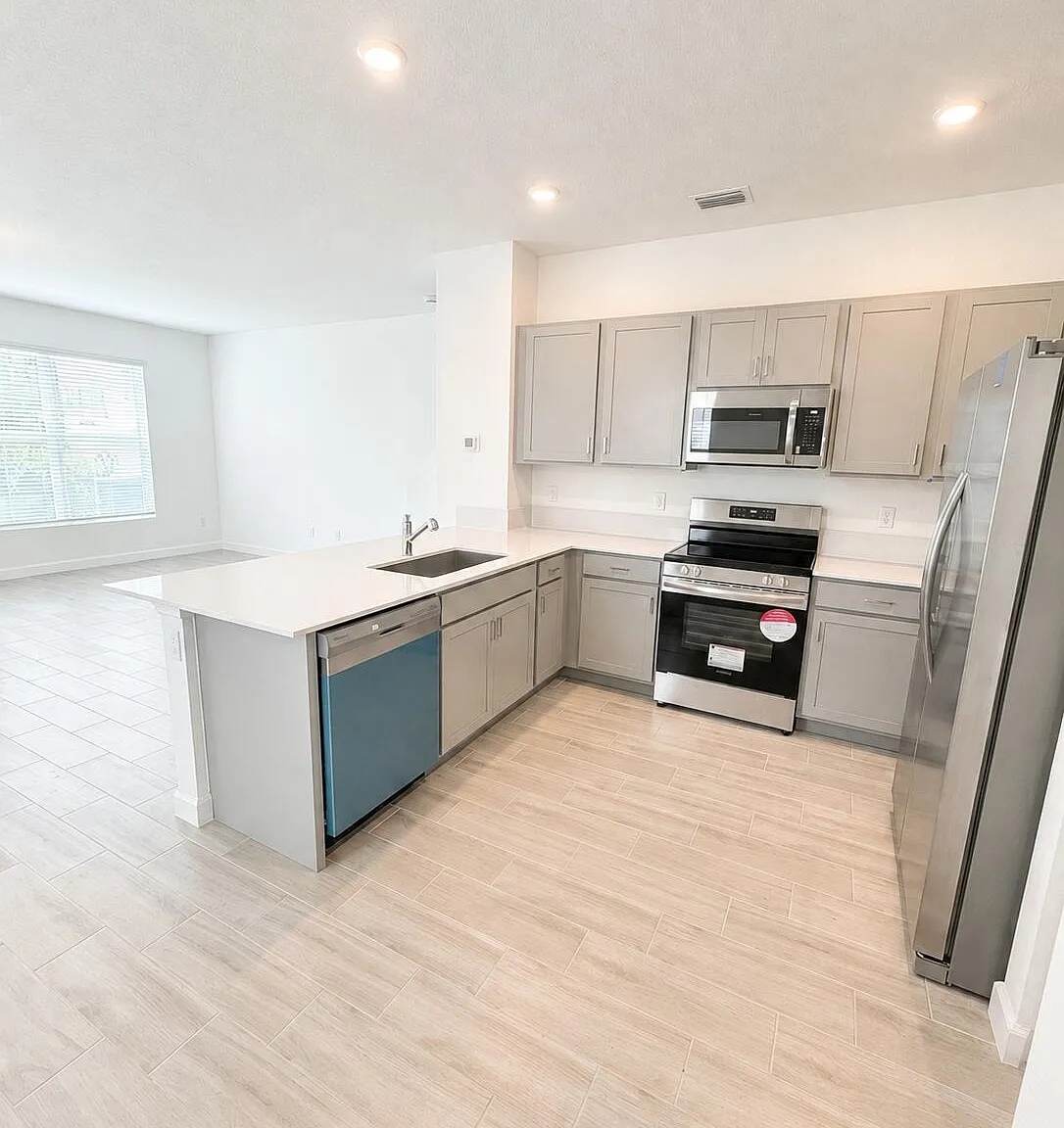 4 bed, 2.5 bath, 1750 sqft, $3,200 — Photo 3