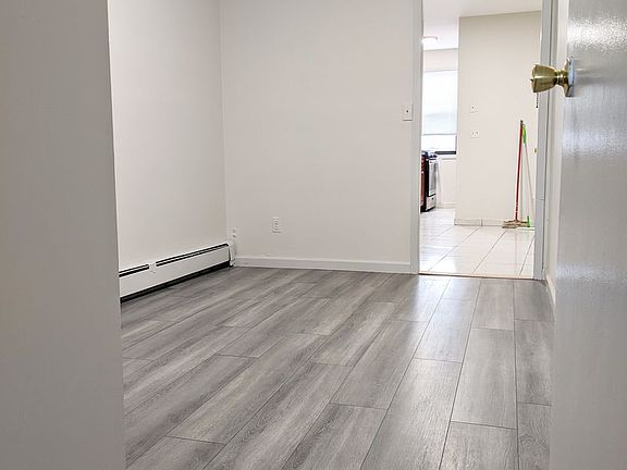 4th image of 2338 38th St #3L