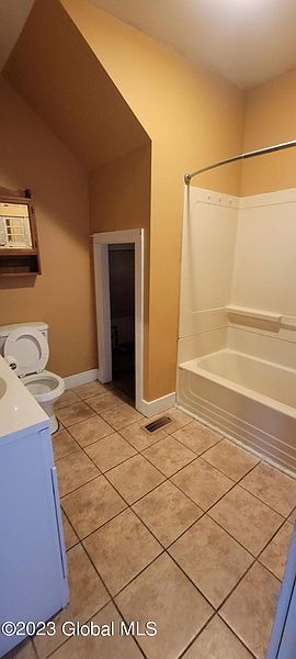 4th image of 1058 Regent Street