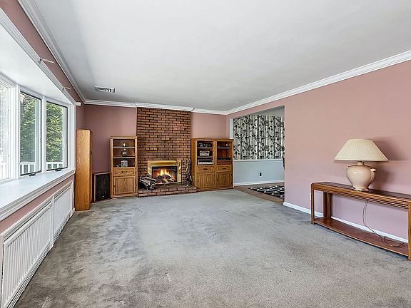 4th image of 22 White Oak St