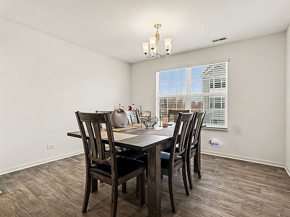 5th image of 562 Spring Leaf Dr