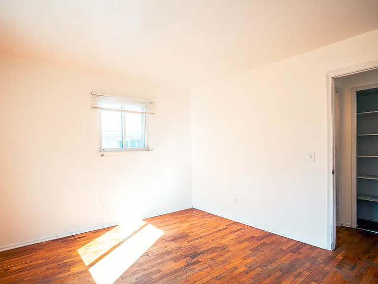 1490 Brady Ave — Photo 3