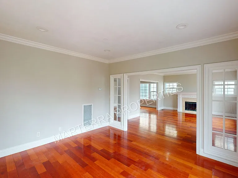 877 S Bronson Ave — Photo 6