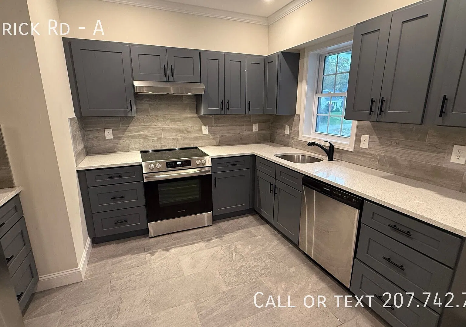 Like New! 1st Floor2 Bedroom Duplex, Small Porch In Unit AC and Laundry — Photo 3