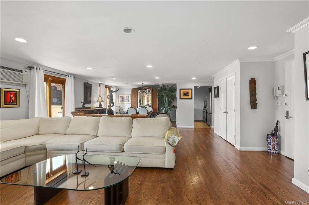 3 Bed 3 Bath Property, New York • 1,818 Sq Ft