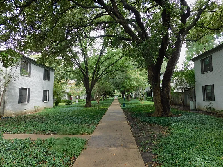 4906 N Hall St — Photo 13