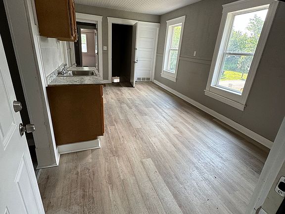 4th image of 140 Kenmore Ave #2