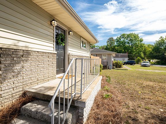 5th image of 704 Shelly Ln
