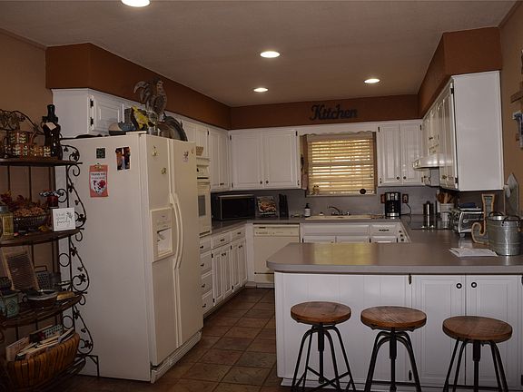 3rd image of 8 Town And Country Cir