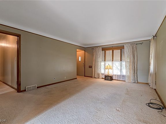 4th image of 6913 Greenleaf Ave