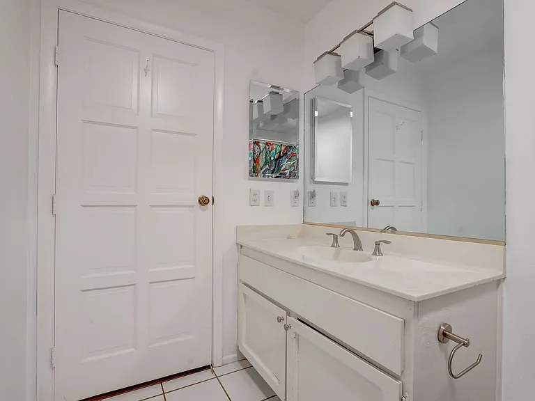 2204 Plaza Del Robles — Photo 12