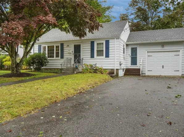 33 Betsey Williams Dr, Warwick, RI 02889