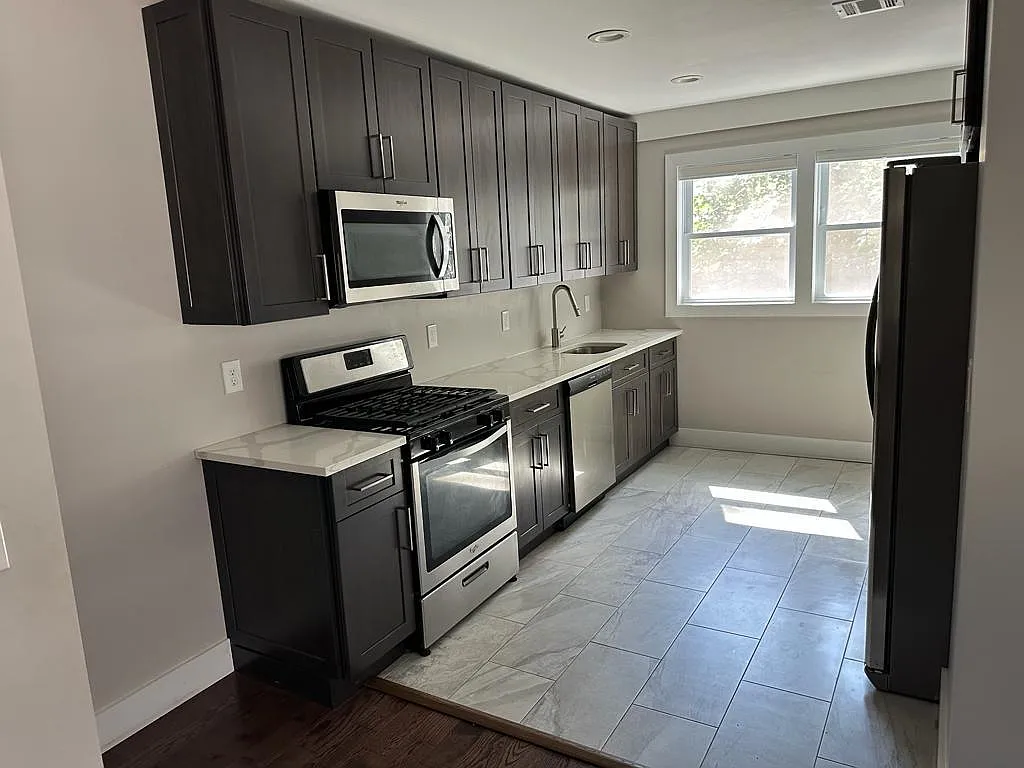 3 bed, 1.5 bath, 1600 sqft, $3,800 — Photo 1