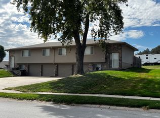 5126 Oaks Ln, Omaha, NE 68137