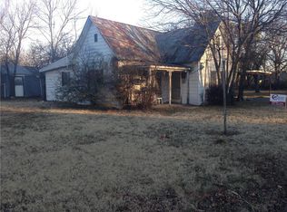 702 Raymond St, Bowie, TX 76230